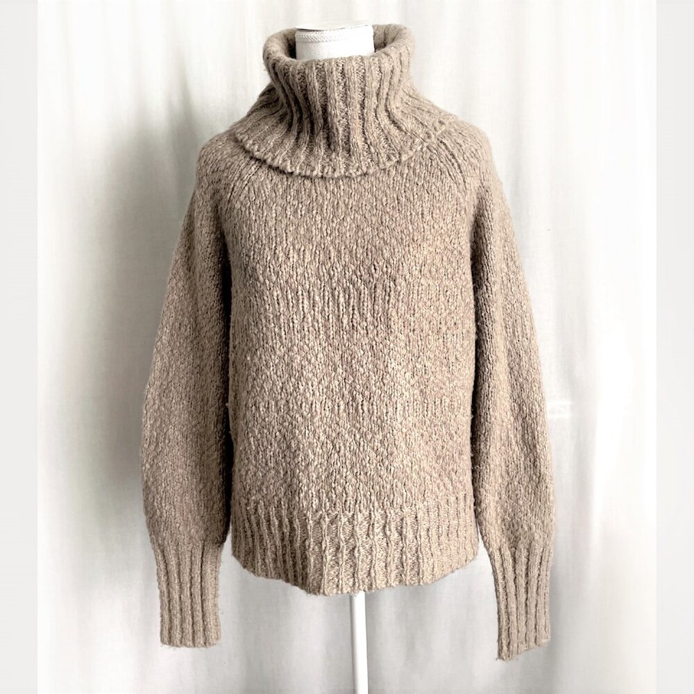 J. Crew women's sweater. Gray color. Wool blend. Long sleeve. Size S fits S/M